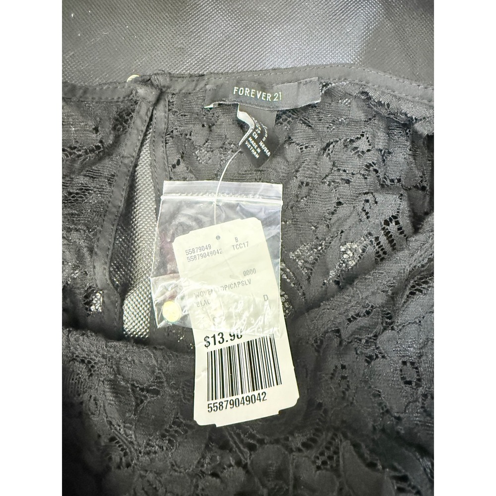Forever 21 Black Floral Lace Cap Sleeve Top Keyhole Back Scalloped Hem Small NWT